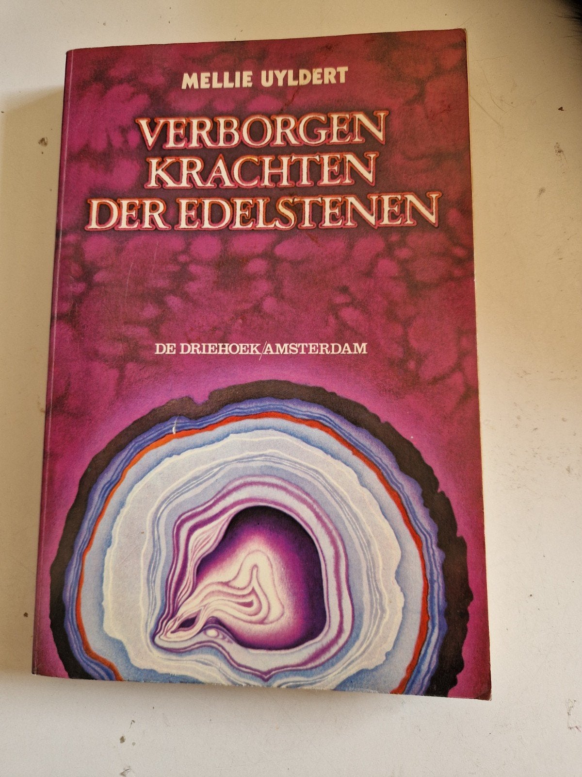 Verborgen Krachten der Edelstenen - Mellie Uyldert, Boeken, Ophalen of Verzenden, Gelezen, Achtergrond en Informatie