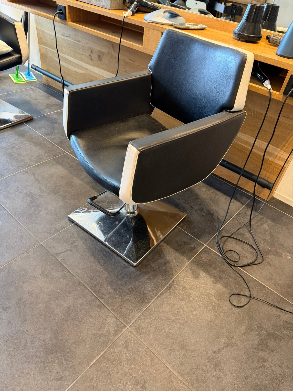 Gratis 2 kappersstoelen en wachtbank snel ophalen, Ophalen, Kunststof, Gebruikt, 75 tot 100 cm