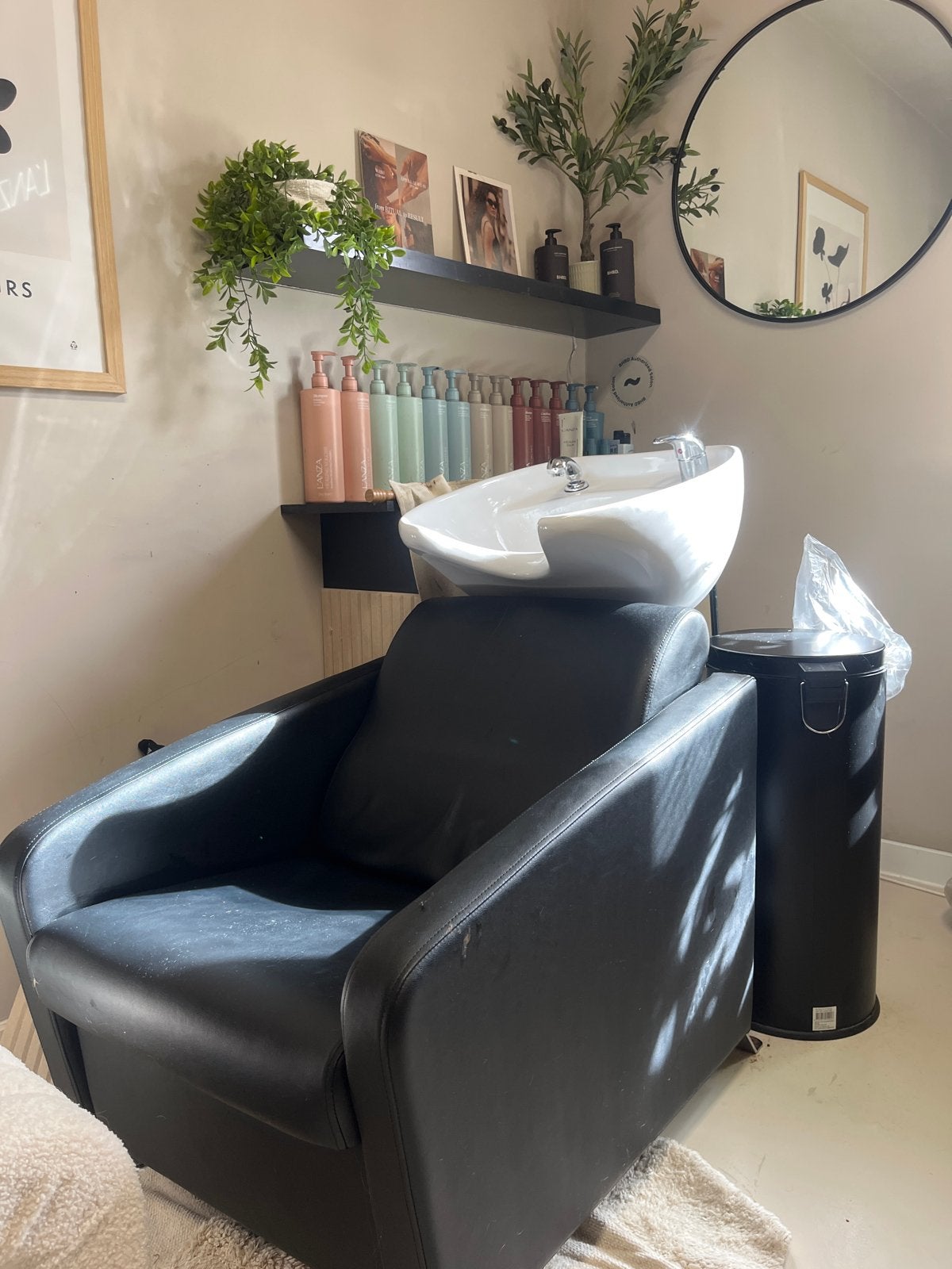 Complete salon set-up: 1 stoel, wasbak, planken, spiegels, Ophalen of Verzenden
