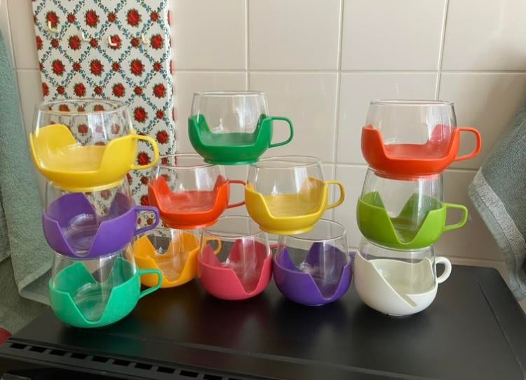 Vintage ‘70 theeglazen met gekleurde kunsstof houder, Ophalen of Verzenden, Huis en Inrichting