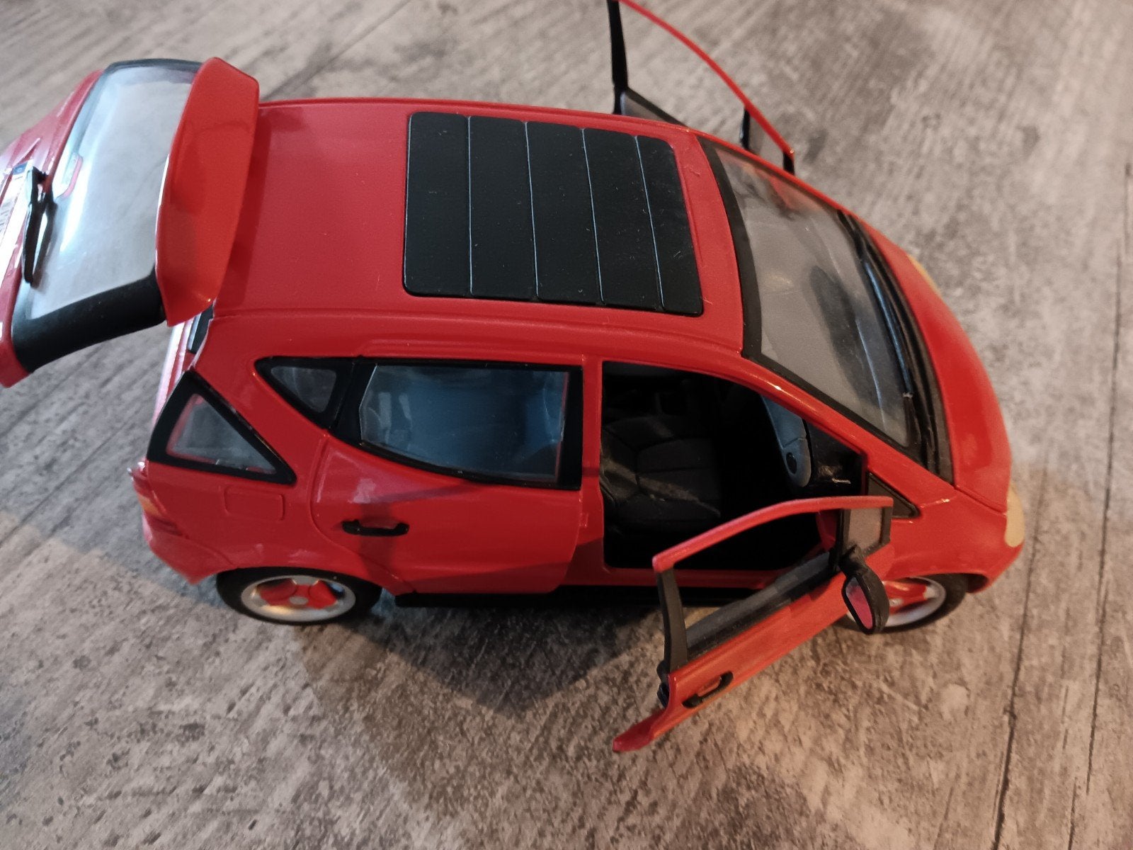 Maisto Mercedes-Benz A140 Schaalmodel 1:18 - Rood, Ophalen of Verzenden