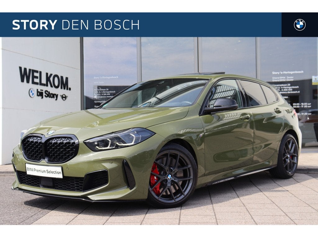 BMW 1 Serie M135i xDrive Automaat / Panoramadak / Comfort Ac, Auto's, BMW, 1998 cc, Gebruikt, Zwart, 4 cilinders