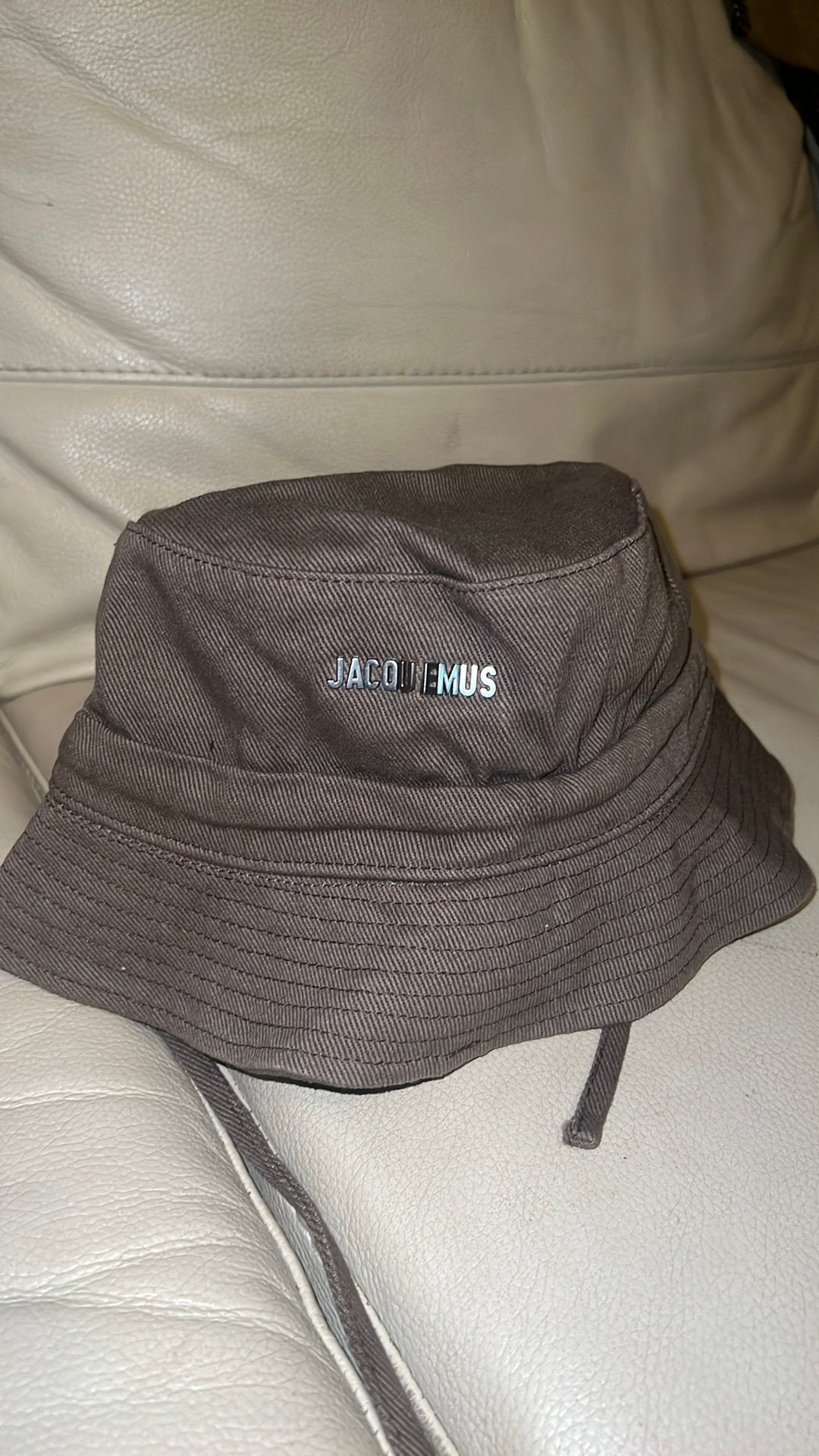 Jaquemus bucket hat, Ophalen of Verzenden, Zo goed als nieuw