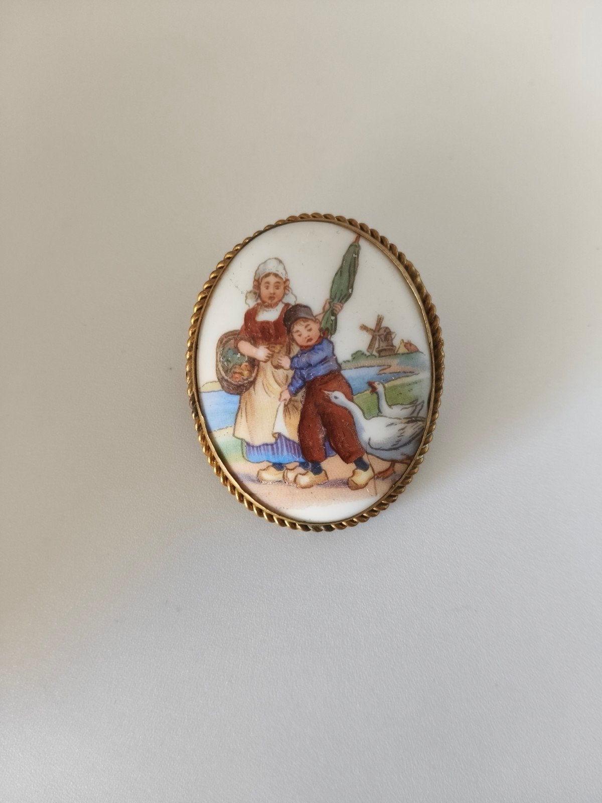 Antieke Limoges Broche: Nederlands Tafereel, 1920, Sieraden, Tassen en Uiterlijk, Broches, Overige materialen, Zilver, Ophalen of Verzenden