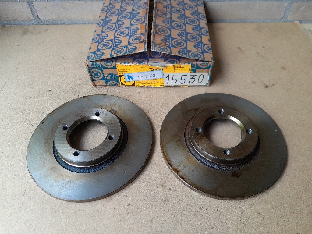 SET REMSCHIJVEN - NIEUW - TOYOTA COROLLA KE30 35 36 50, Auto-onderdelen, Verzenden, Nieuw, Toyota