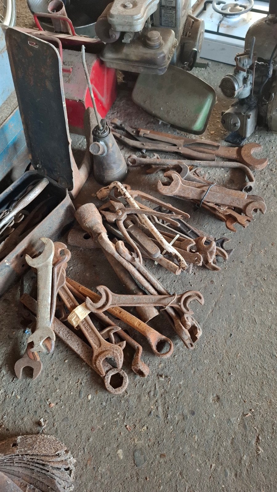 Partij oude sleutels en gereedschap, Ophalen