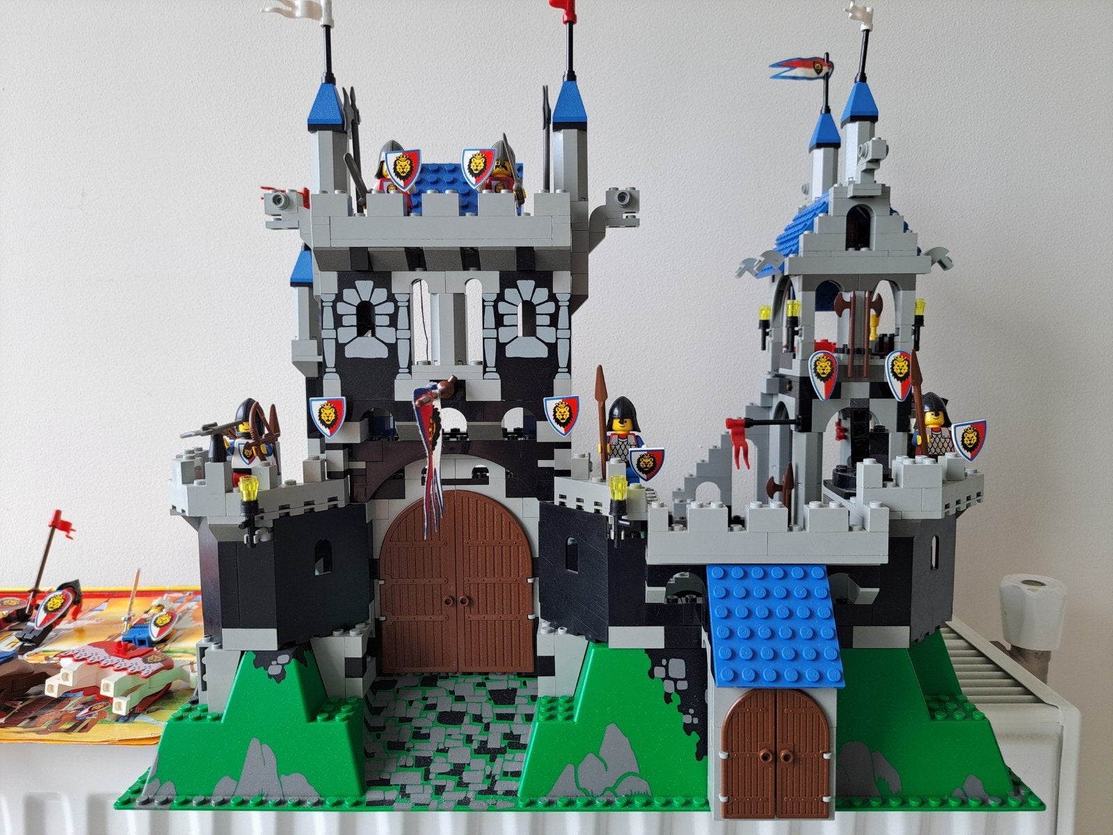 Lego Castle 6090 Zwart Kasteel met ridders en paarden, Inclusief minifiguren, Gebruikt, Lego, Ophalen of Verzenden