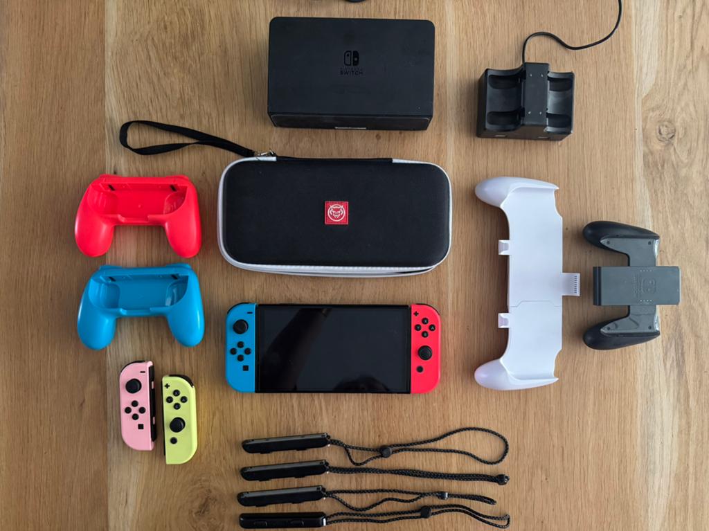Zeer nette Nintendo Switch OLED met veel extra’s, Ophalen, Zo goed als nieuw, Met 3 controllers of meer, Switch OLED