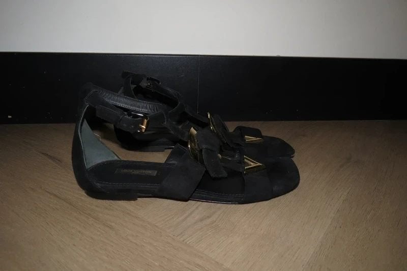 Louis Vuitton zwarte sandalen gouden hardware IZGS 38, Verzenden, Zwart, Louis Vuitton, Sandalen of Muiltjes
