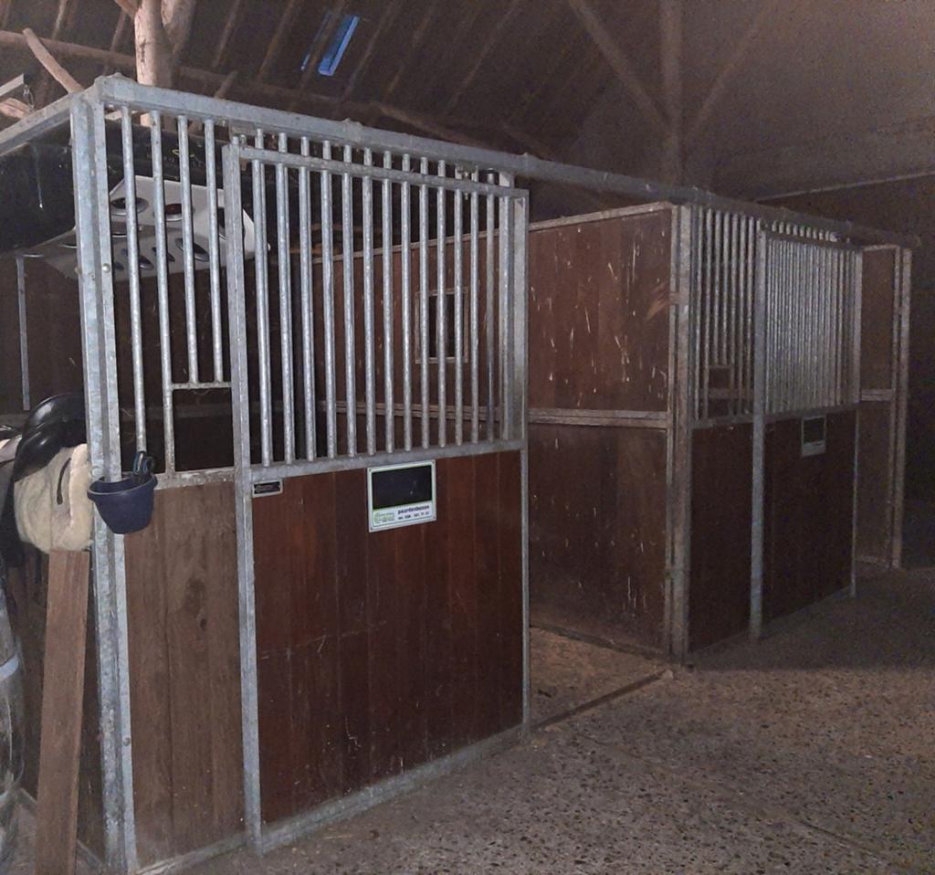 2 Corton paardenboxen / stallen zware kwaliteit., Stalling, 2 of 3 paarden of pony's