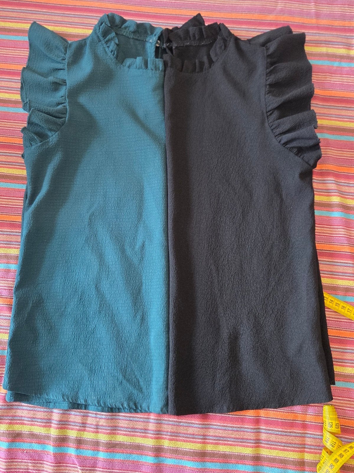 2x Shein Blouse met Ruches - Zwart & Groen - Maat M, Kleding | Dames, Maat 38/40 (M), Zwart, Ophalen of Verzenden, Zo goed als nieuw