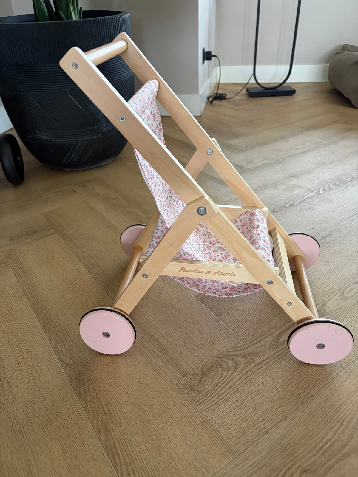 Houten poppenwagen met bloemenprint - Bandit & Angels, Kinderen en Baby's, Speelgoed | Poppen, Ophalen, Zo goed als nieuw, Babypop