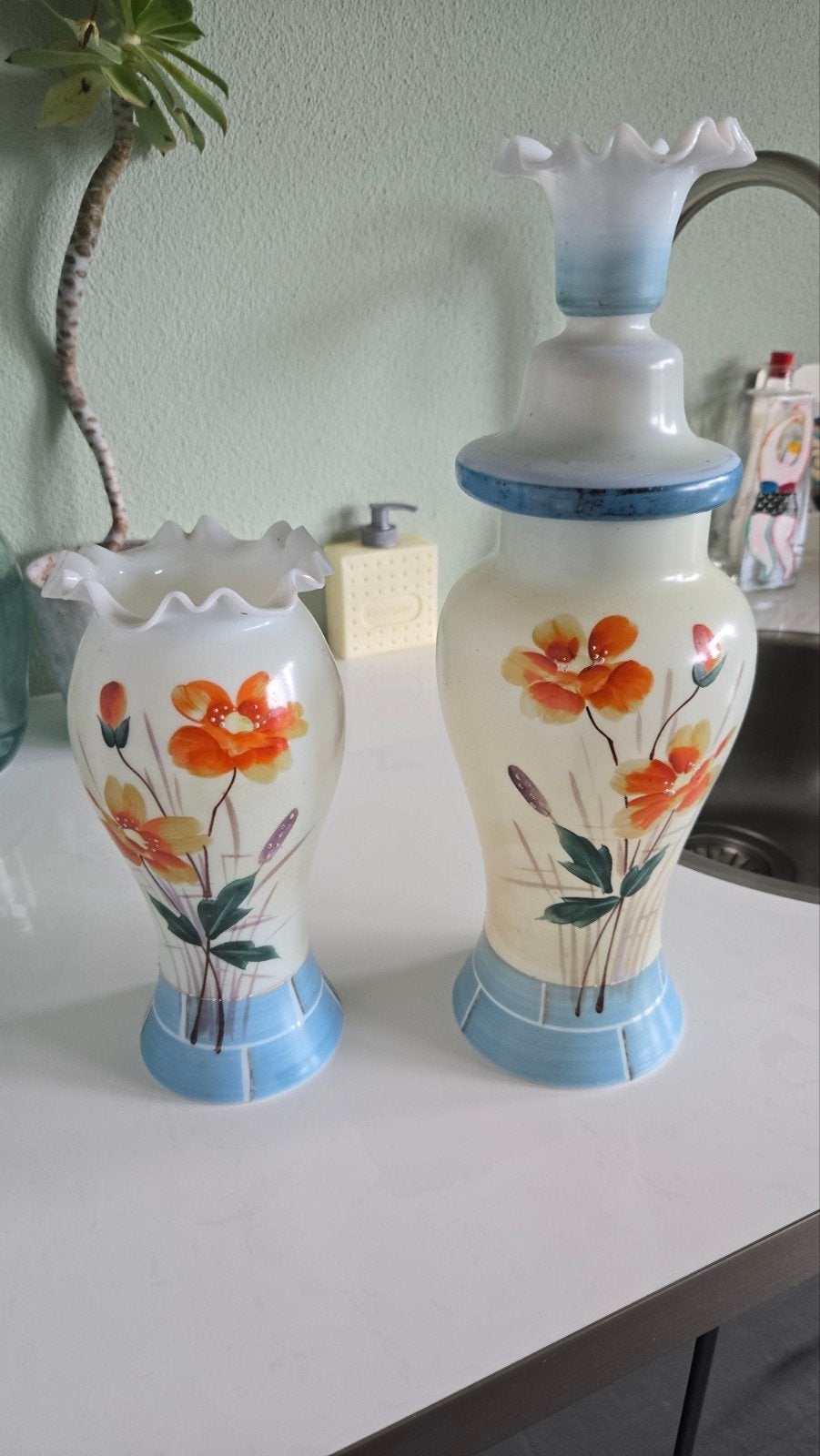 Set van 2 vintage opaline glazen vazen met bloemmotief, Ophalen of Verzenden