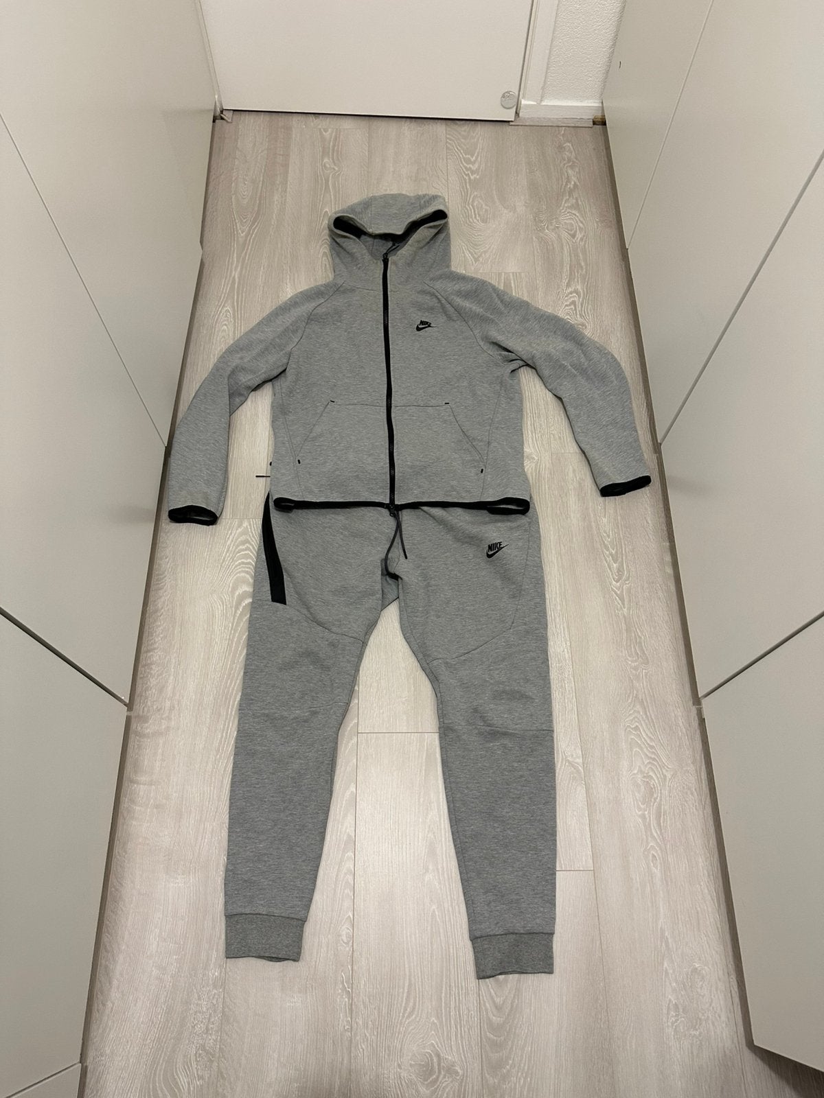 Nette Origineel Nike Tech Fleece Grijs Setje | Maat M, Kleding | Heren, Sportkleding, Ophalen of Verzenden, Zo goed als nieuw