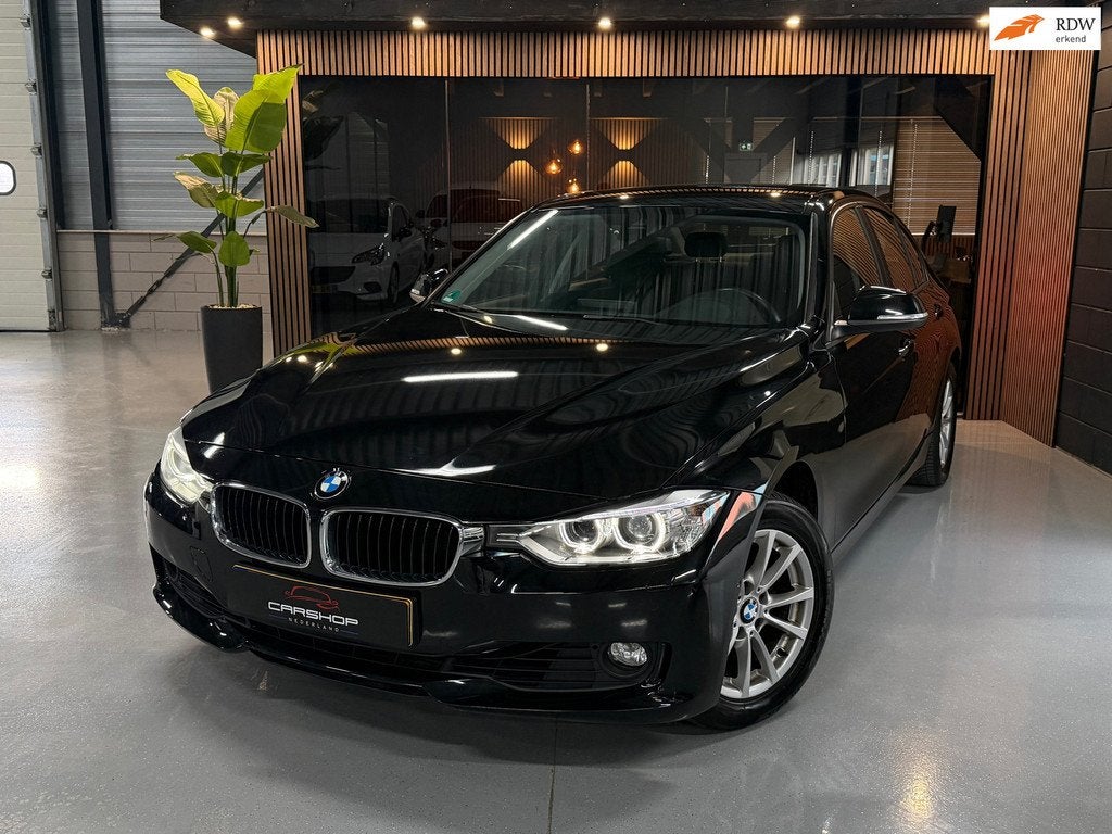 BMW 3-serie 320i High Executive AUTOMAAT/HEADUP/H&K/LANE/360, Auto's, Automaat, Euro 5, Gebruikt, Zwart
