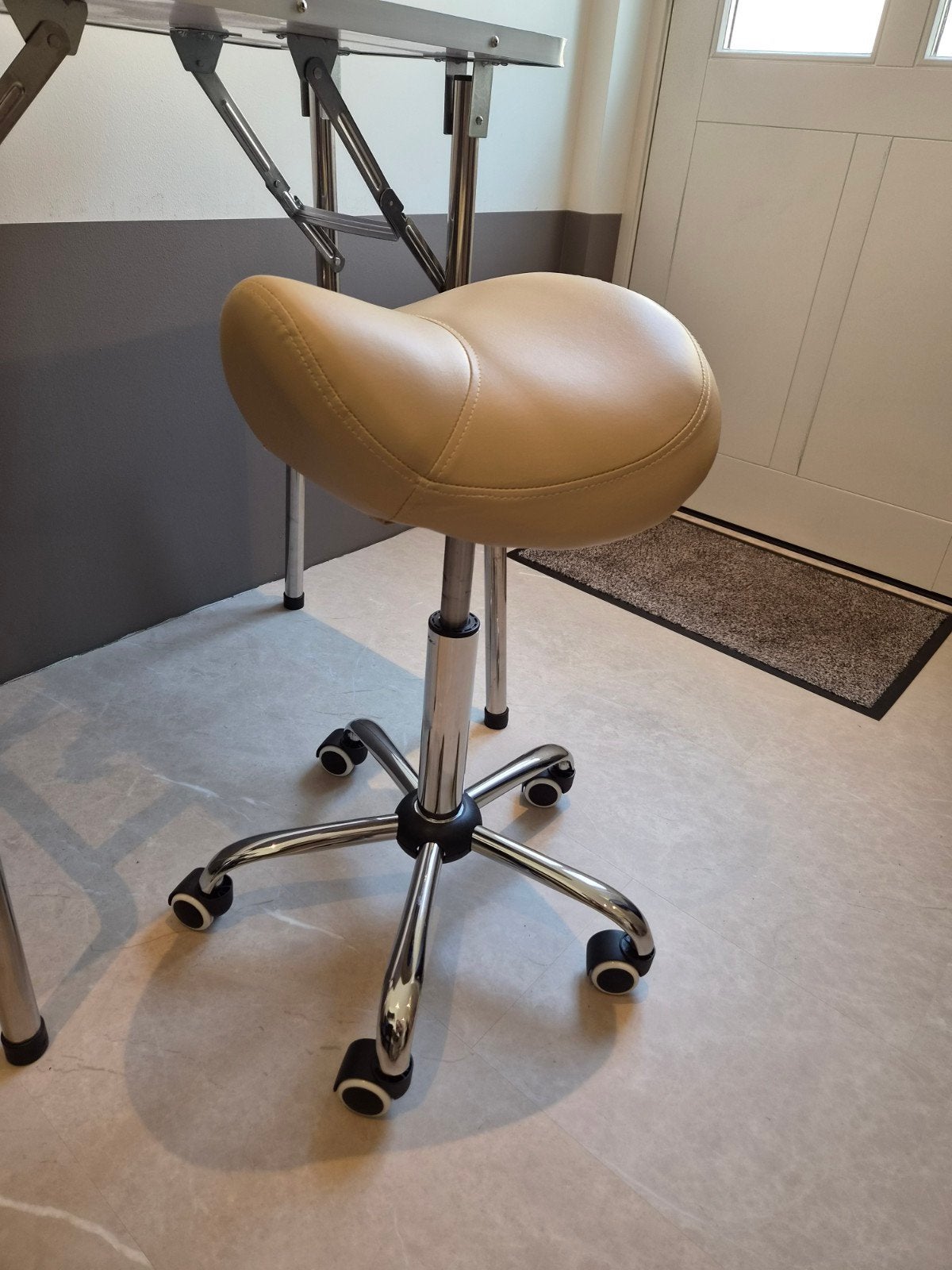 Ergonomische zadelkruk beige, Ophalen, Zo goed als nieuw