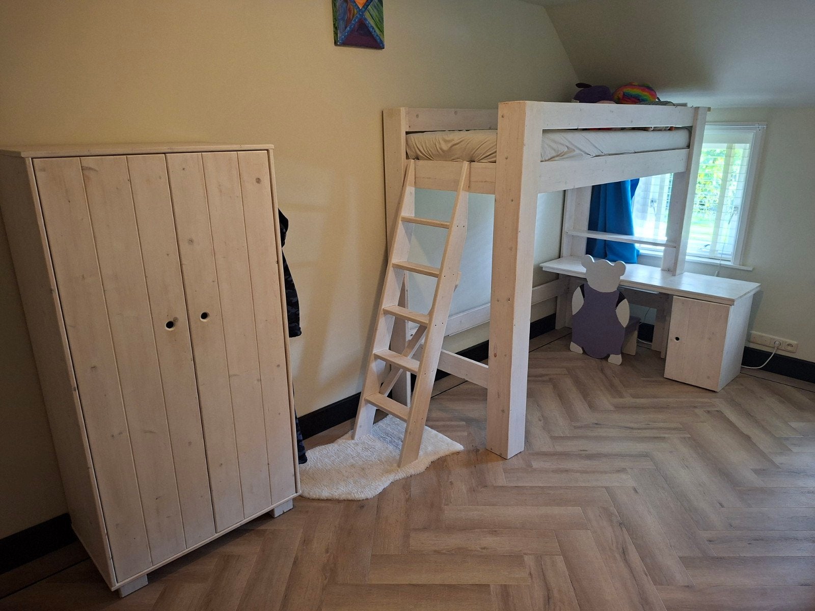Hoogslaper met buro en kledingkast