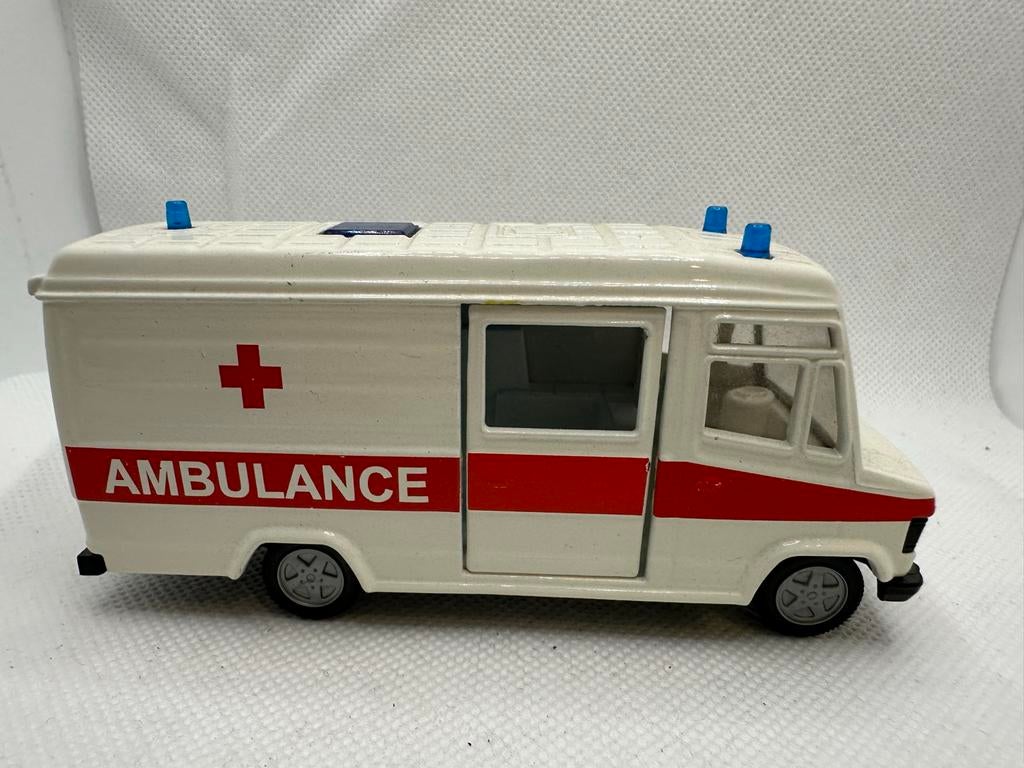 Siku Mercedes 809D Ambulance met Brancard - Nieuwstaat, Ophalen of Verzenden, Zo goed als nieuw, Bus of Vrachtwagen