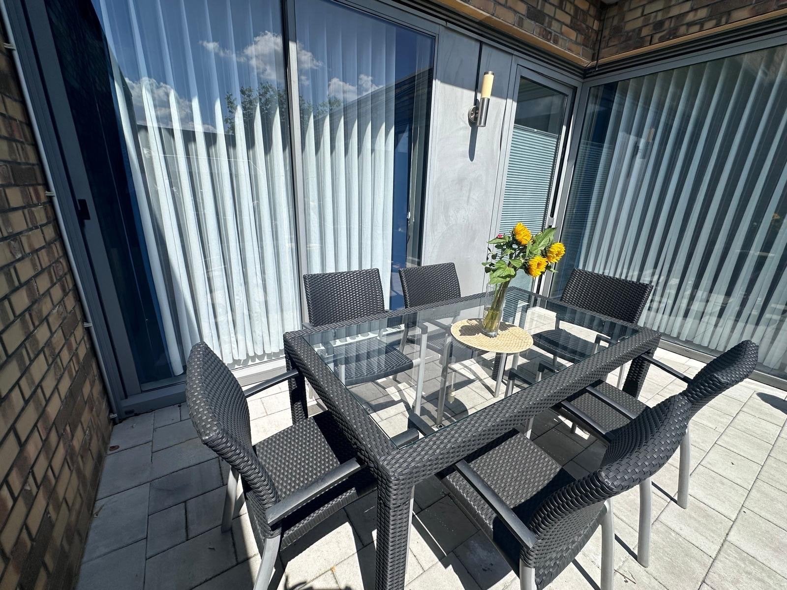 Moderne tuinset met glazen tafel en 6 stoelen, 4 zitplaatsen, Eettafel, Ophalen of Verzenden, Zo goed als nieuw
