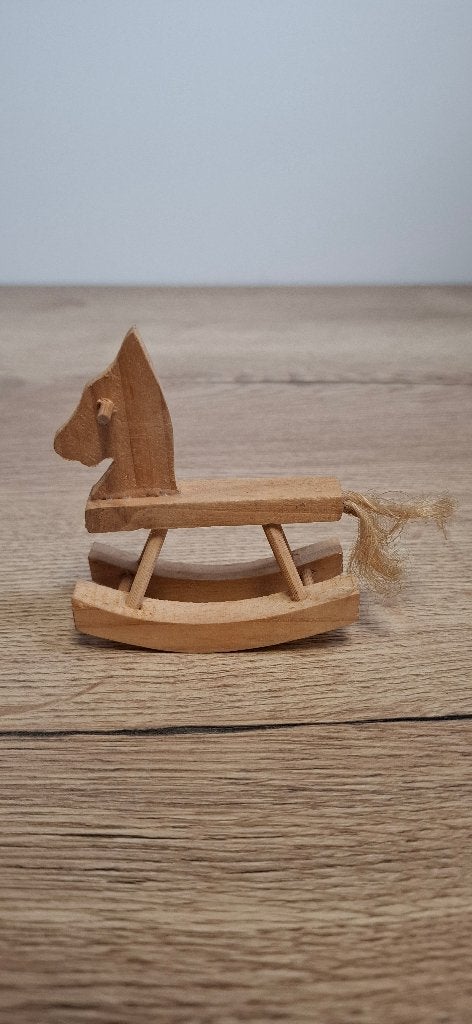 Miniatuur Houten Schommelpaardje voor Poppenhuis, Poppenhuis, Gebruikt, Onbekend, Ophalen of Verzenden