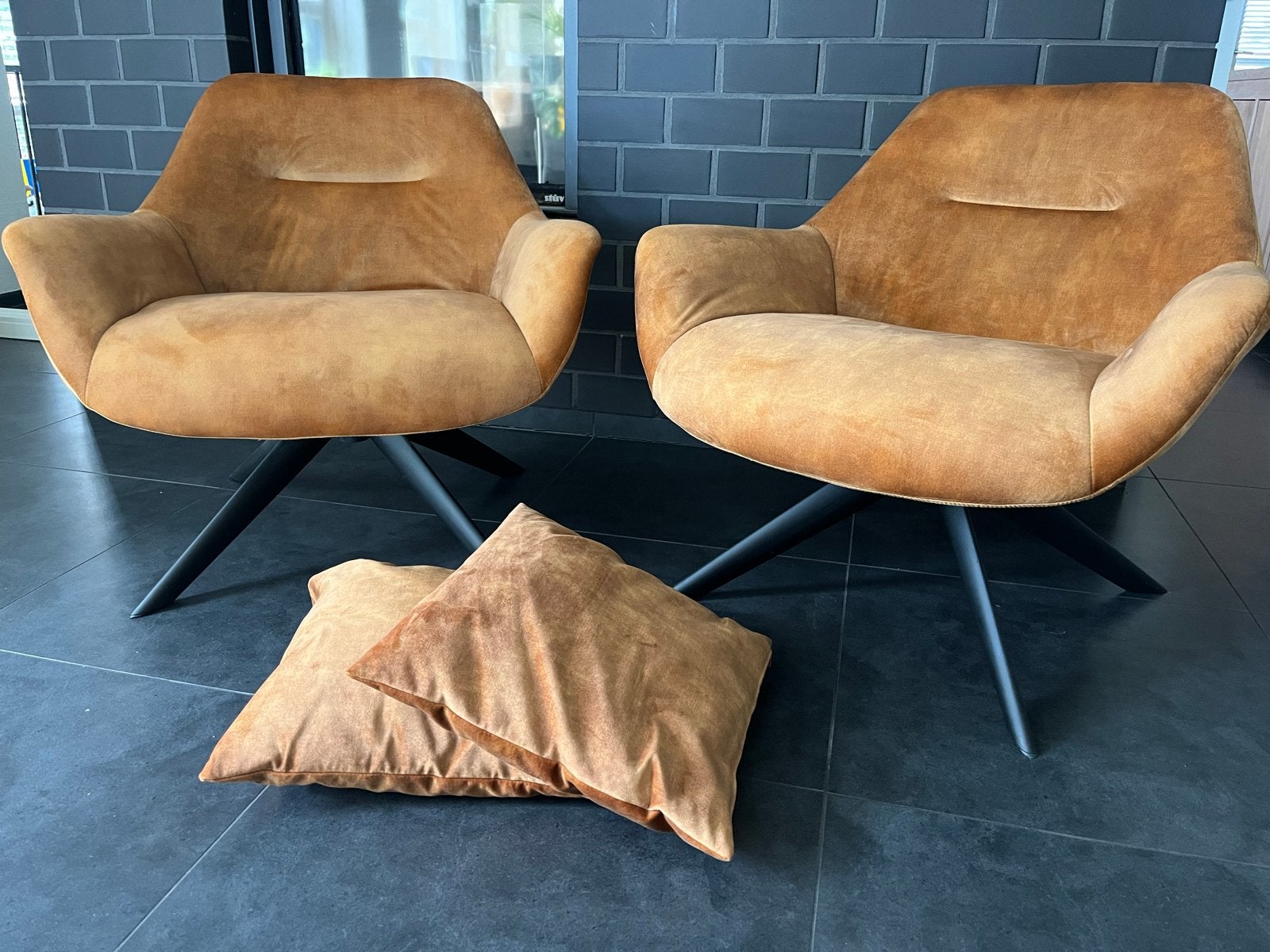 2x Comfortabele fauteuils - Okergeel stof, Huis en Inrichting, Fauteuils, Zo goed als nieuw, Stof, 75 tot 100 cm, Ophalen