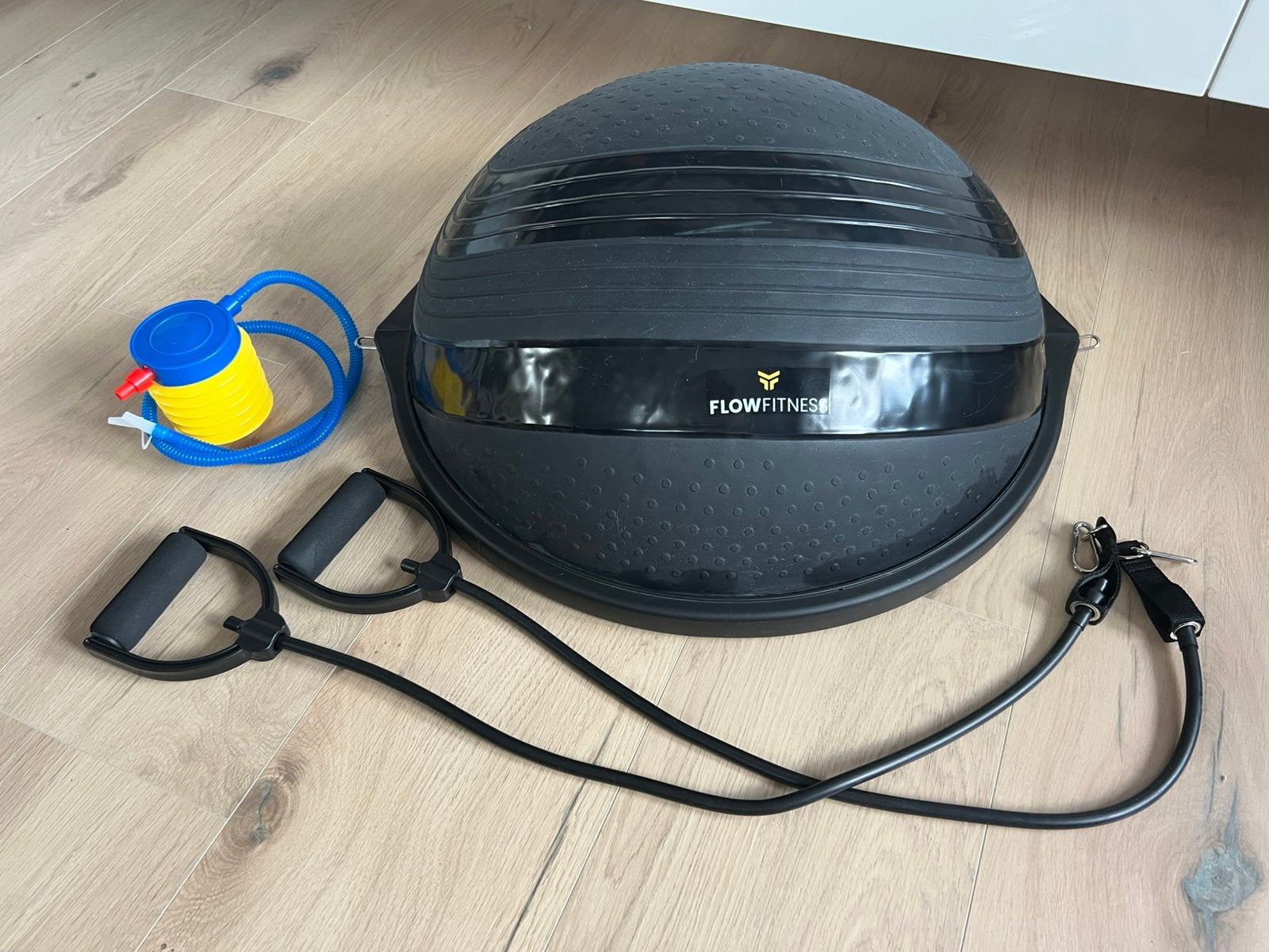FlowFitness Balanstrainer Pro 63 cm met Elastieken en pomp, Ophalen, Zo goed als nieuw, Fitnessbal