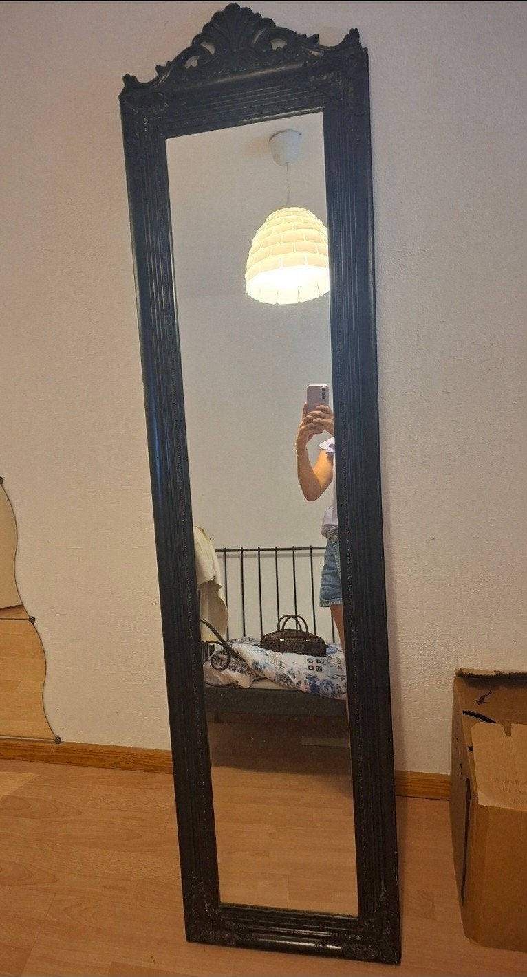 Grote zwarte spiegel met sierlijke lijst, Huis en Inrichting, Woonaccessoires | Spiegels, Ophalen, Minder dan 50 cm, Gebruikt