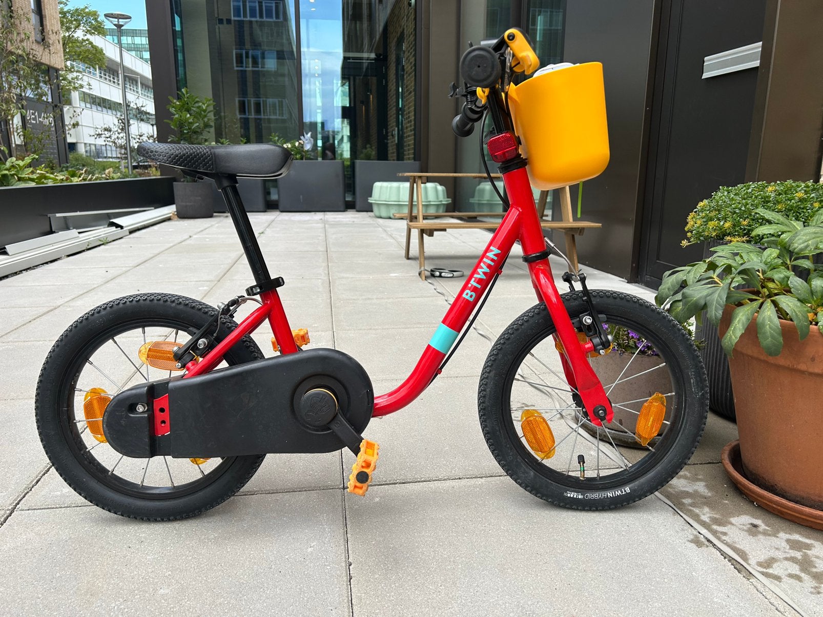 BTwin Kinderfiets 14 inch incl standaard en fietsbakje, Ophalen, Zo goed als nieuw, Minder dan 16 inch