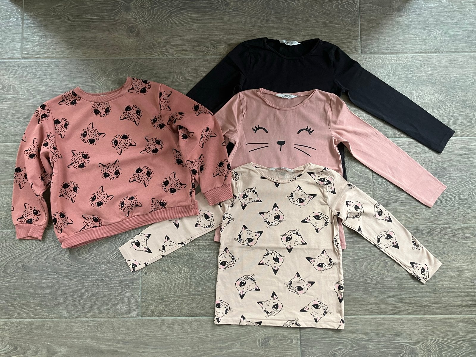 Leuke set van 4: shirts/trui met kattenprint 122 128, Kinderen en Baby's, Ophalen of Verzenden, Gebruikt, Meisje, Shirt of Longsleeve