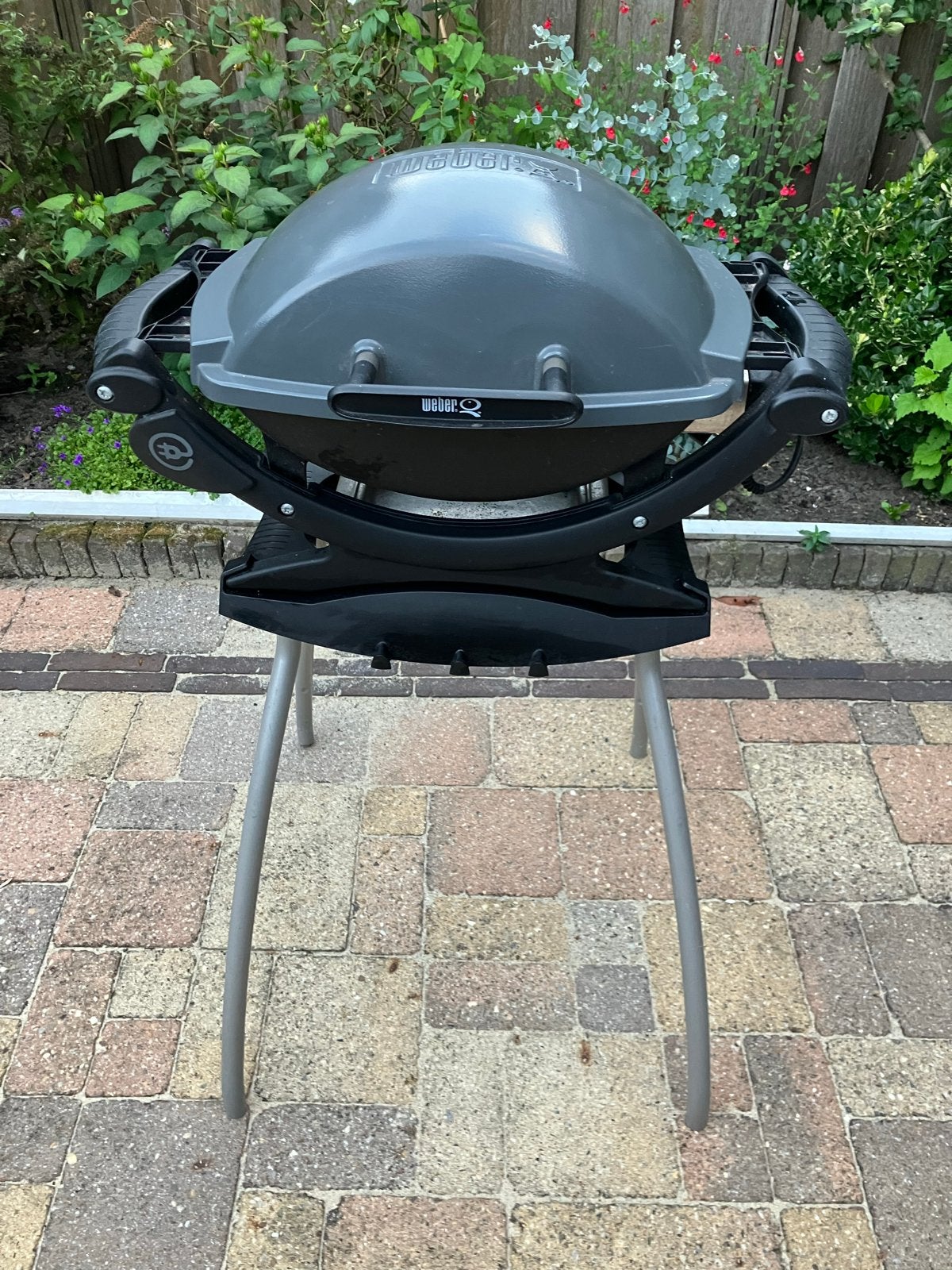 Weber Q1400 elektrische BBQ met standaard en zijtafels, Ophalen of Verzenden, Gebruikt