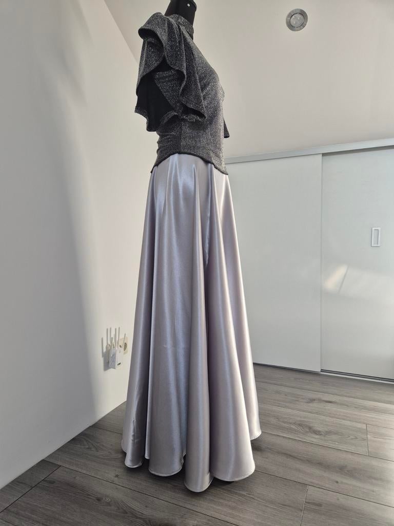 Elegante grijze rok met wijde pasvorm, Kleding | Dames, Rokken, Maat 38/40 (M), Ophalen of Verzenden, Grijs, Onder de knie