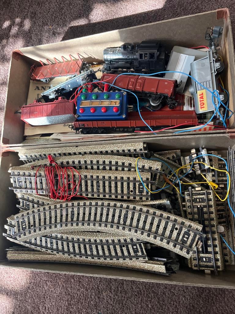 Märklin: Twee dozen met diverse rails, wagens en folders, Hobby en Vrije tijd, Modeltreinen | H0, Wisselstroom, Gebruikt, Overige typen