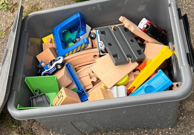 Kist met houten treinbaan, treinen en accessoires, Ophalen of Verzenden, Gebruikt, Jongen of Meisje