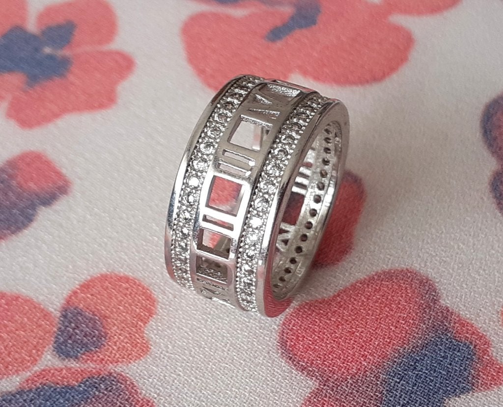 Damesring  zilver met romeinse cijfers en witte diamantjes, IJzer of Staal, Nieuw, Ophalen of Verzenden, 17 tot 18