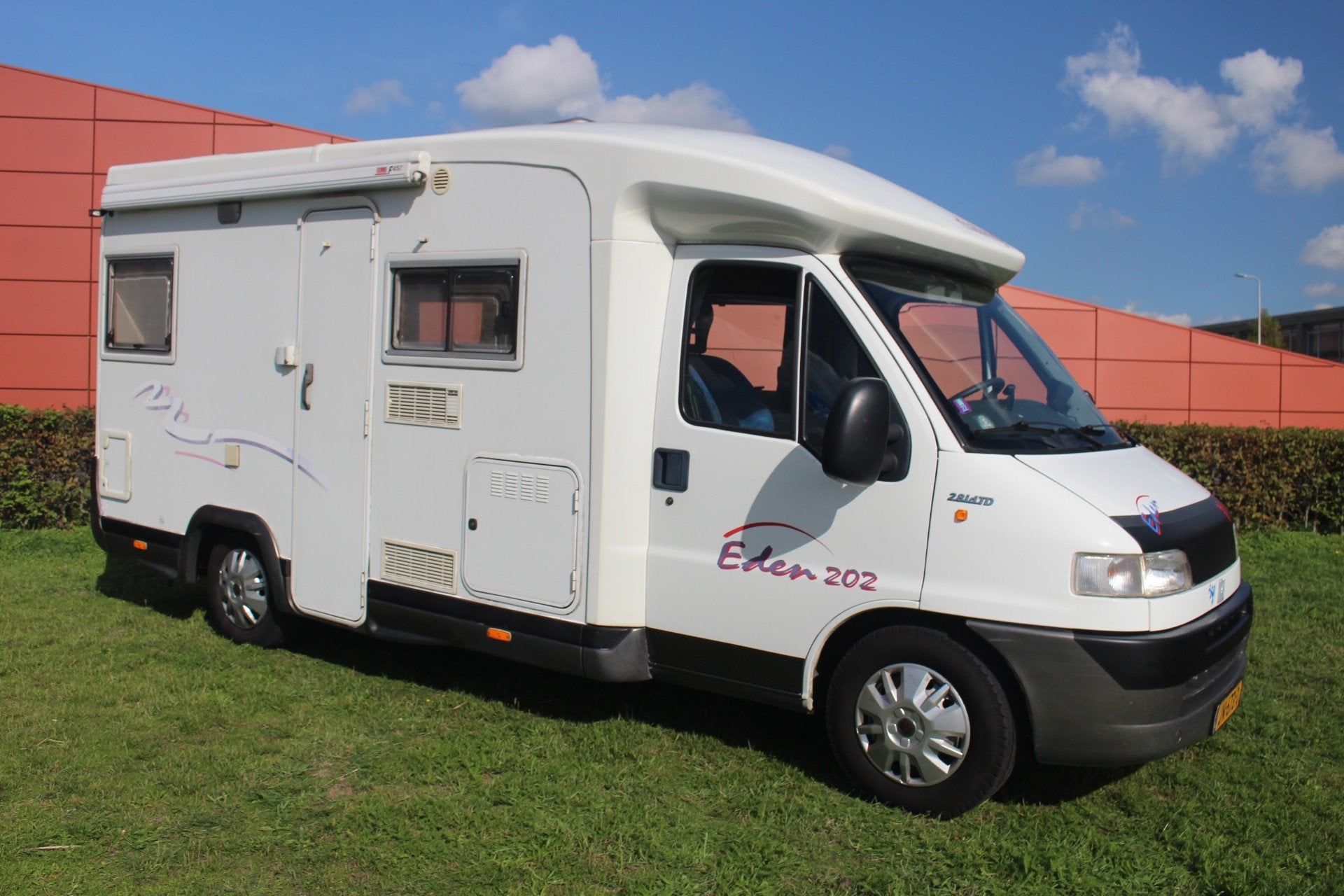 Challenger Eden Ducato 2.8 idTD Airco (motorairco) Frans bed, Caravans en Kamperen, Bedrijf, Challenger, Airconditioning, 5 tot 6 meter