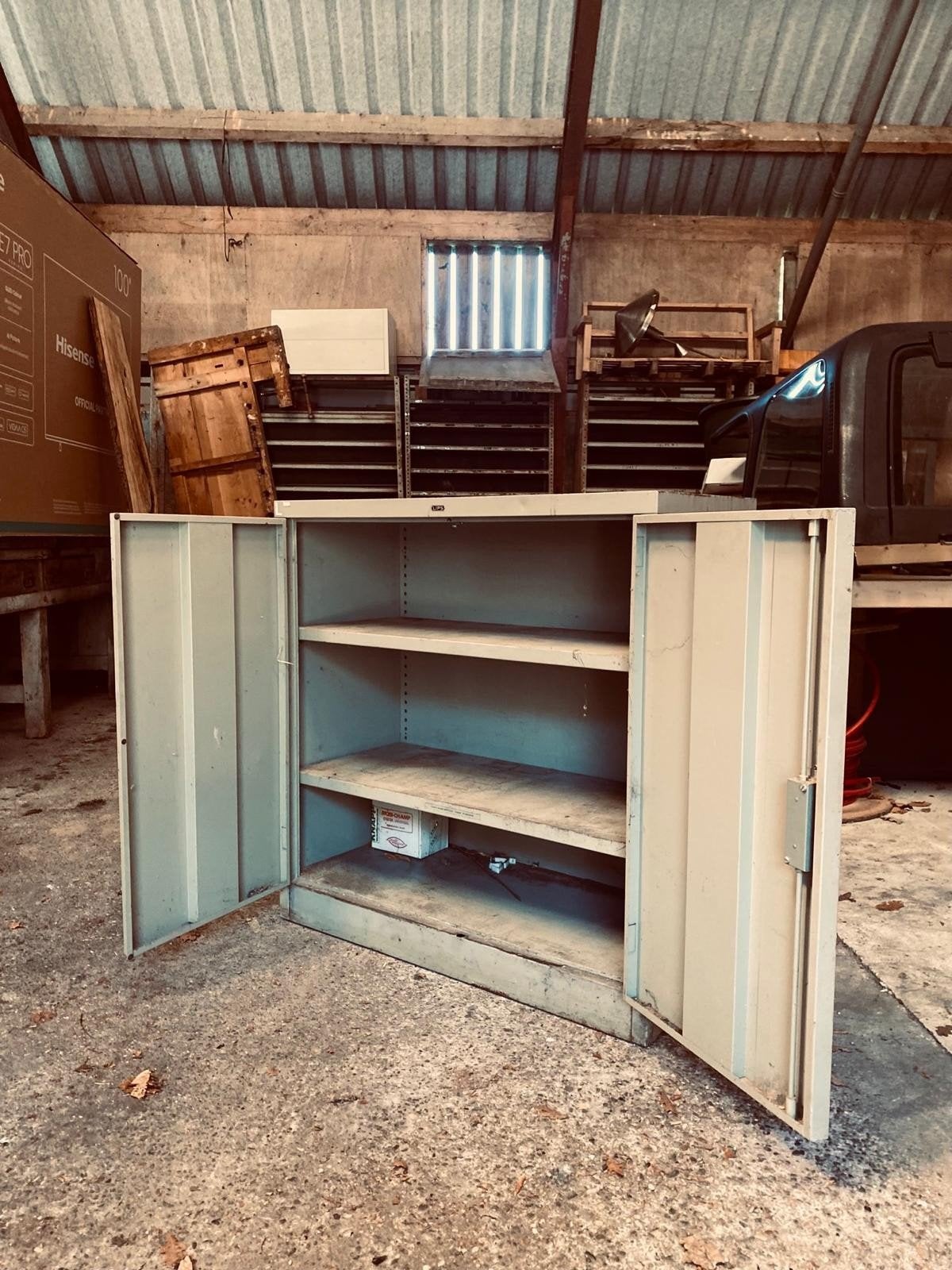 Metalen kast met 2 deuren en 2 legplanken, Ophalen, Gebruikt