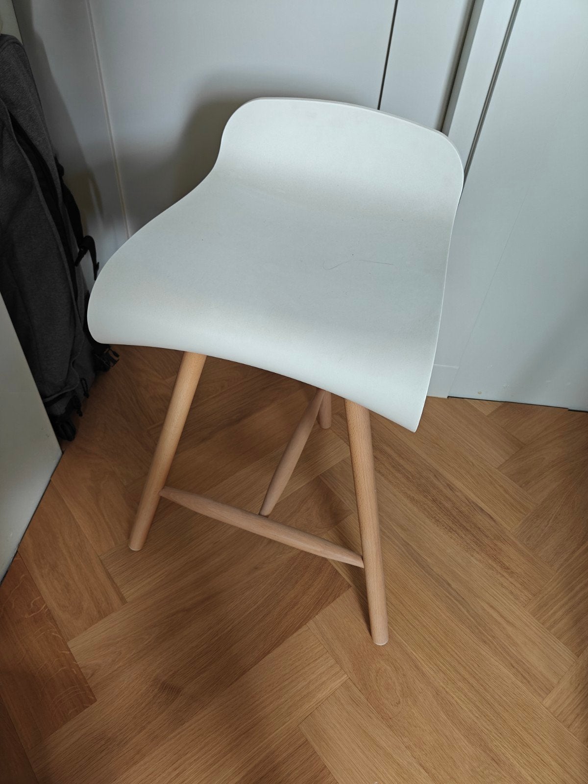 Moderne barkruk met houten poten, Hout, 60 tot 90 cm, Ophalen of Verzenden, Zo goed als nieuw