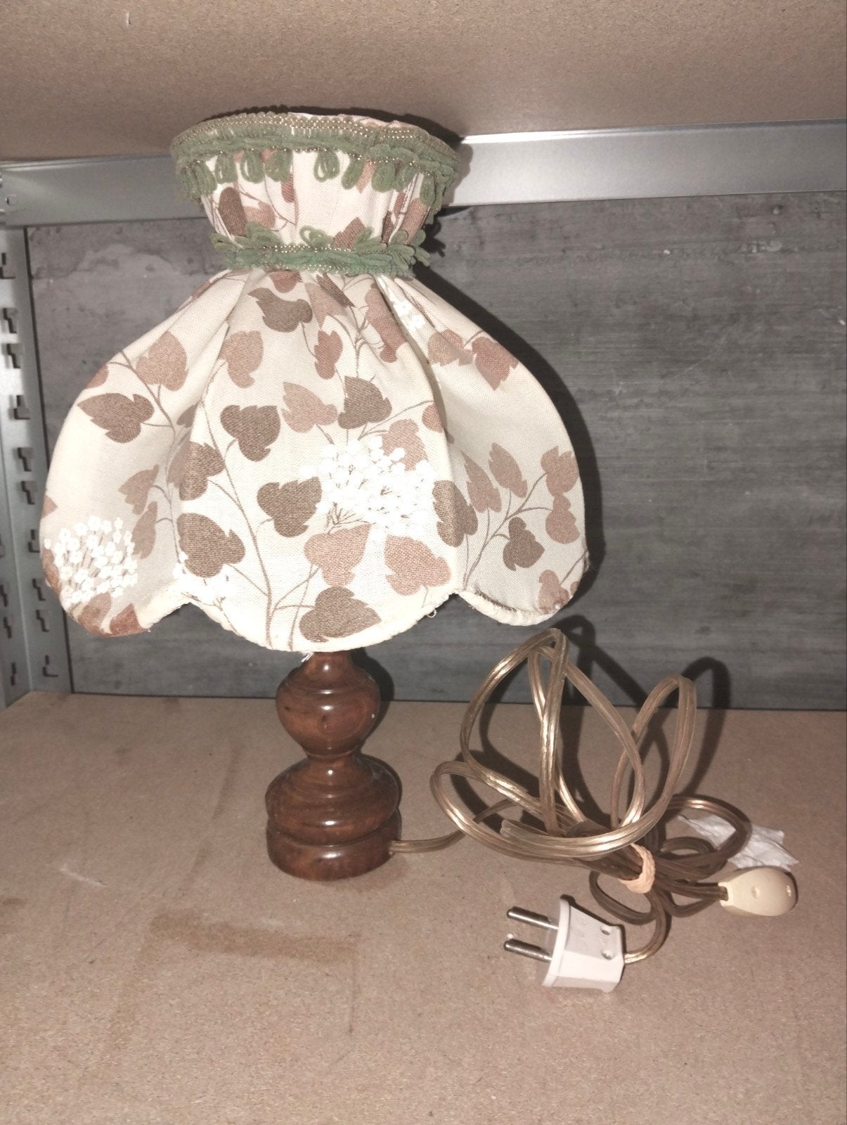 Vintage tafellamp met bloemenkap en houten voet, Ophalen of Verzenden