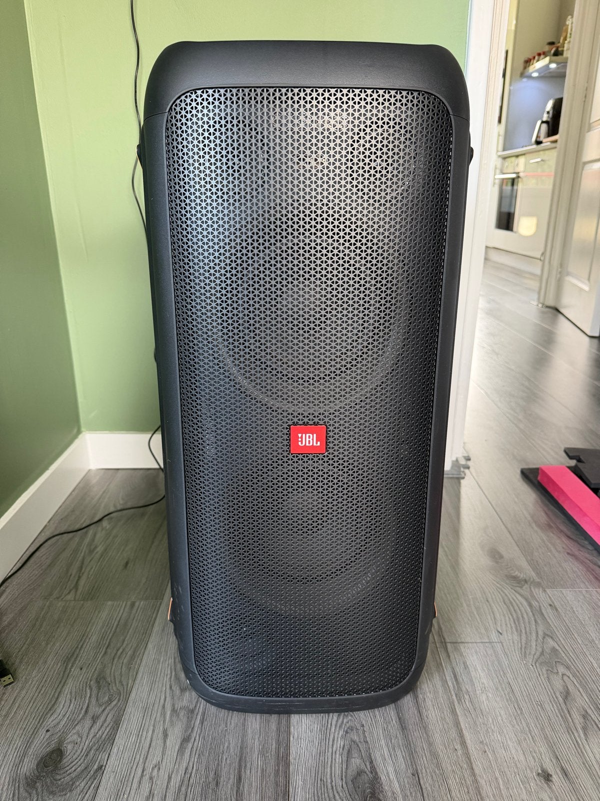 JBL Partybox 300 met draadloze microfoon