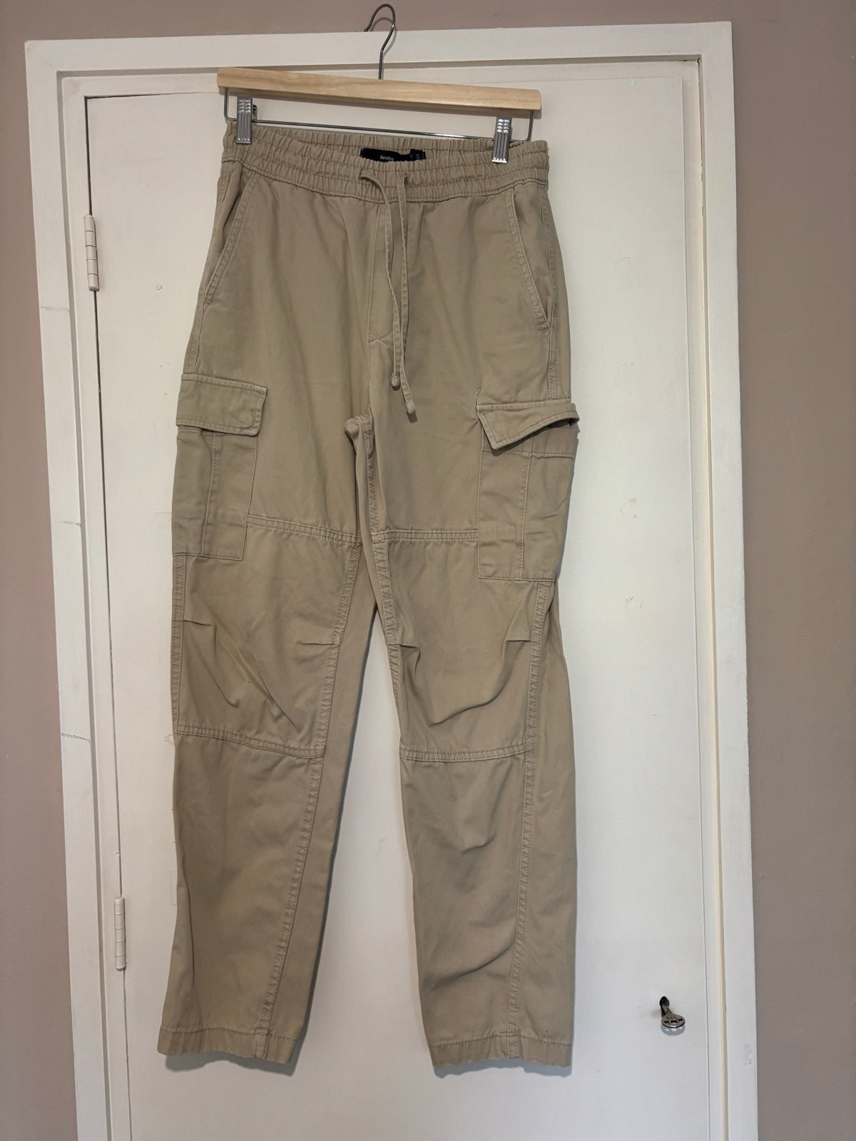 Bershka Cargo Broek - Beige - Maat S, Ophalen of Verzenden, Gedragen, Maat 36 (S), Beige