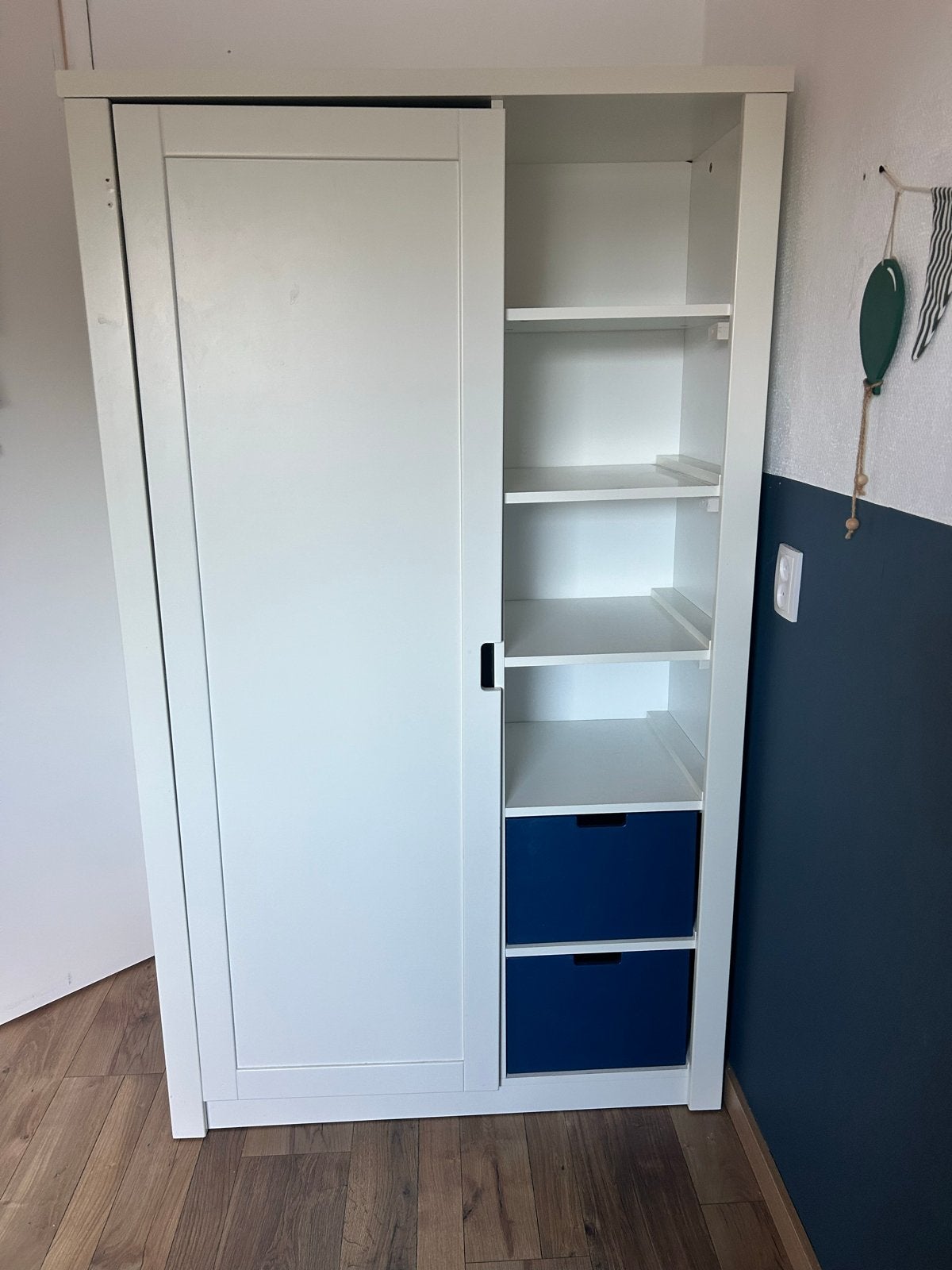 GRATIS Kinderkast met blauwe lades (deur defect), Ophalen, Gebruikt, Kast, 105 cm of meer