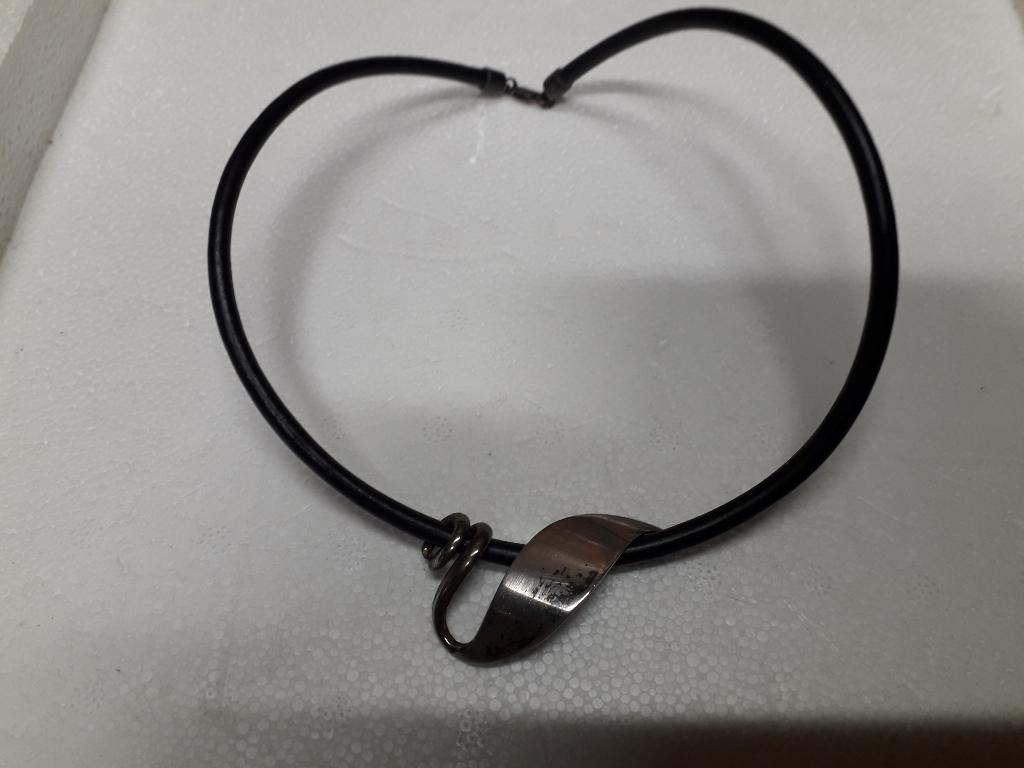 LEREN DESIGN COLLIER met ZILVEREN SLUITING & ZILVER ORNAMENT, Sieraden, Tassen en Uiterlijk, Kettingen, Ophalen of Verzenden, Zo goed als nieuw