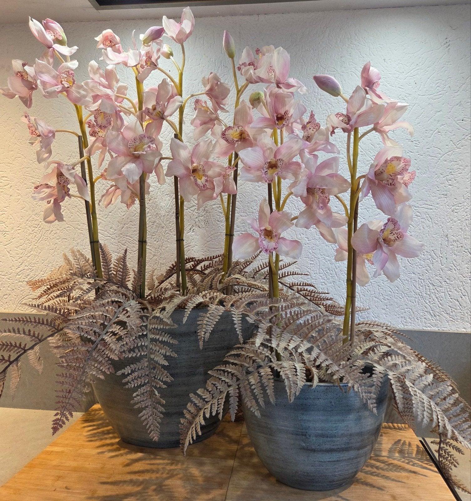 ZGN Silk-ka bloemstuk met Silk-ka orchideeën en varen, Binnen, Silk-ka, Ophalen of Verzenden, Zo goed als nieuw