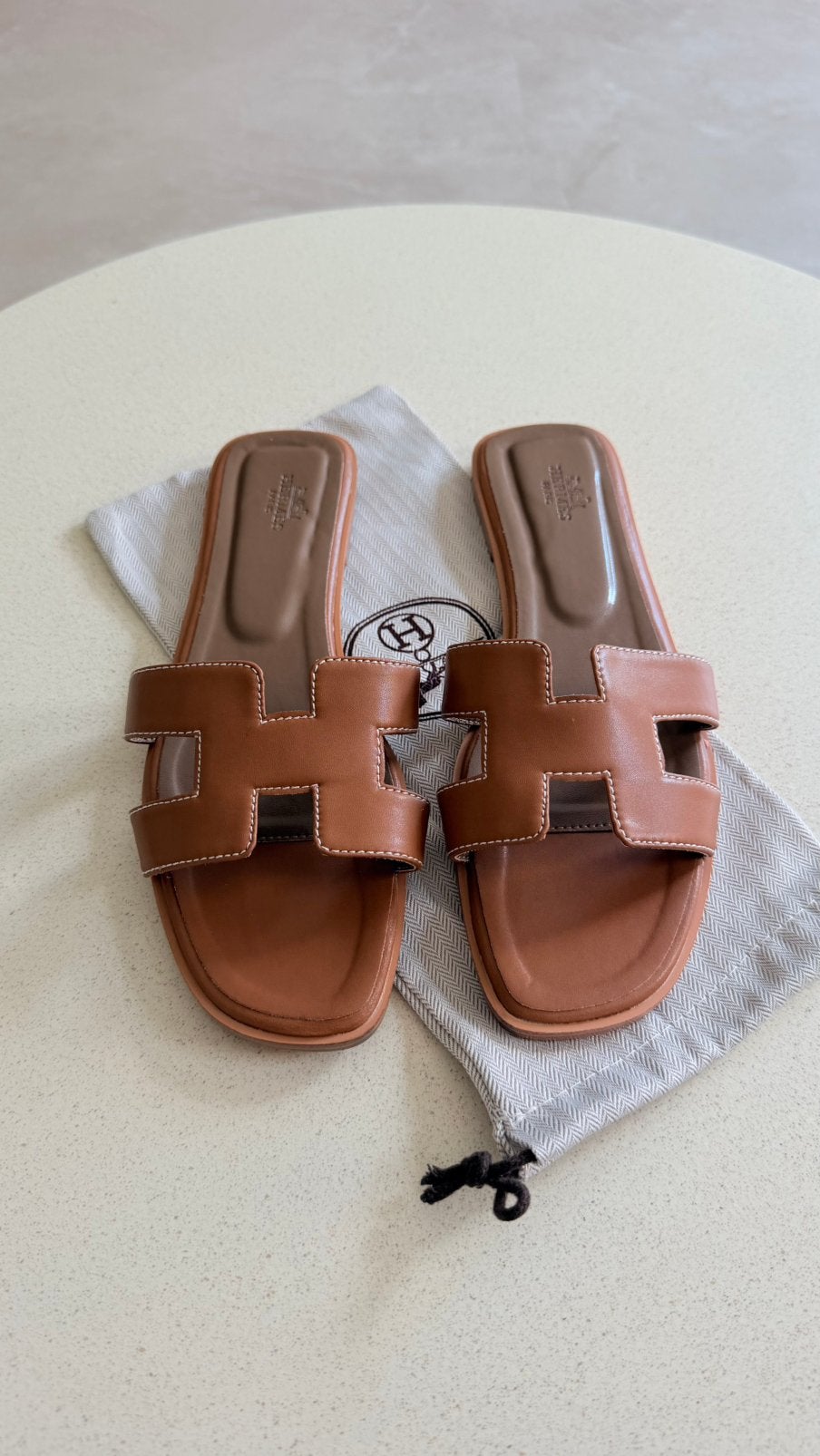 Hermes Oran Slippers - Gold - Nieuw, Kleding | Dames, Schoenen, Ophalen of Verzenden, Nieuw, Bruin, Slippers