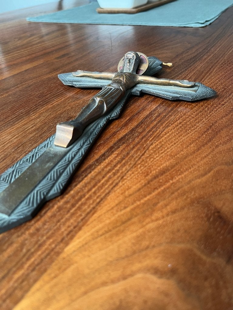 Art deco kruisbeeld, metaal met koperen corpus, 30 cm, Antiek en Kunst, Ophalen of Verzenden, Koper