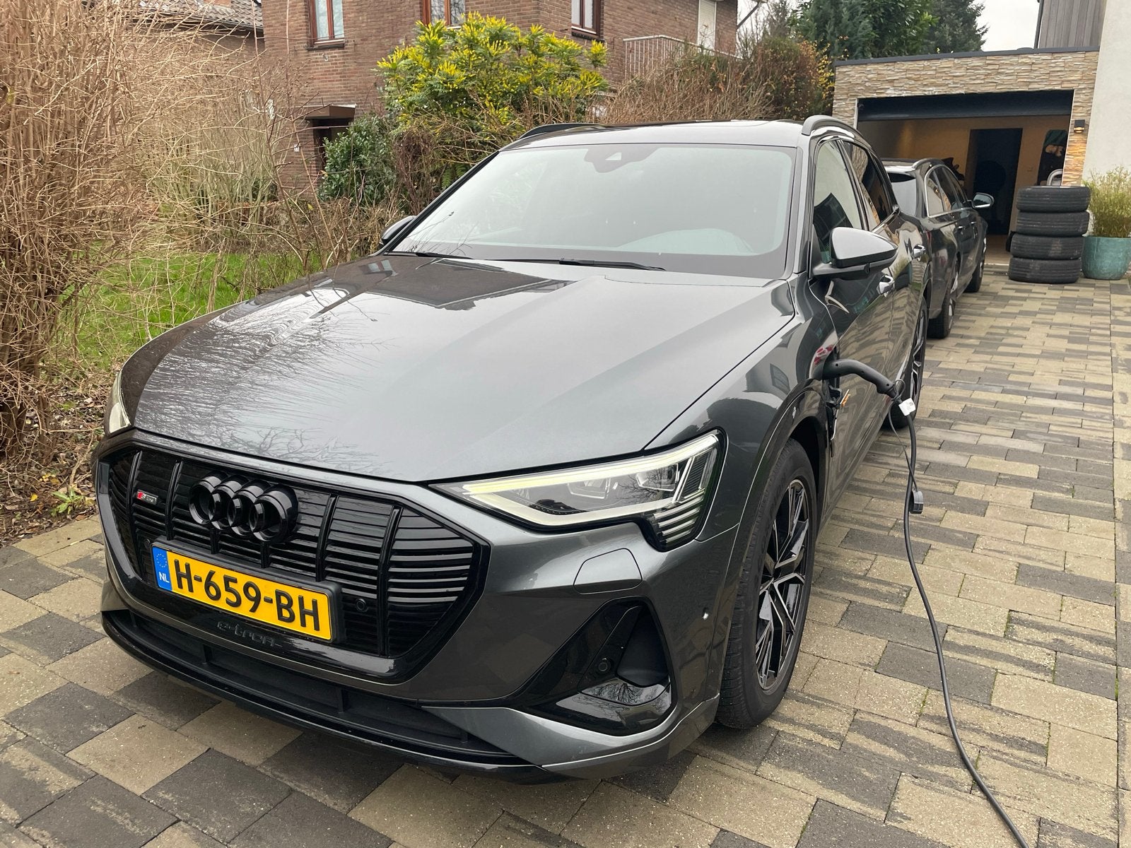 Audi e-tron 3xs-line black edition Quattro, Auto's, Automaat, 1800 kg, 124 €/maand, Origineel Nederlands
