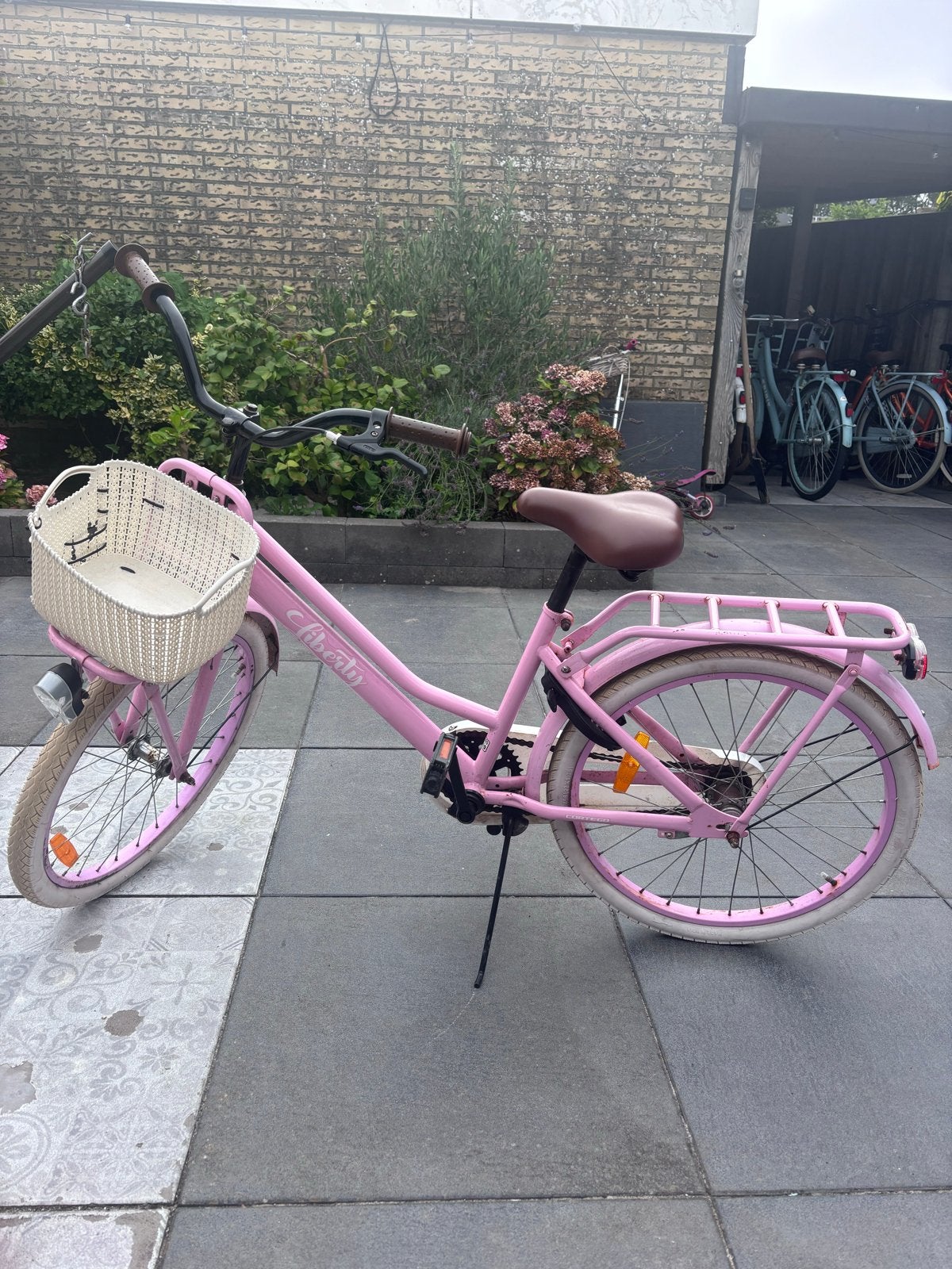 Roze kinderfiets met mandje - Liberty 22 inch, Fietsen en Brommers, Fietsen | Meisjes, Ophalen, Terugtraprem, 22 inch, Gebruikt