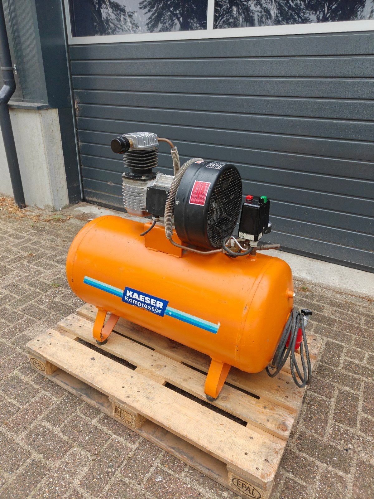 Kaeser Epc 340-150 compressor, Doe-het-zelf en Verbouw, Ophalen, Zo goed als nieuw, 200 tot 400 liter/min, Geluidgedempt