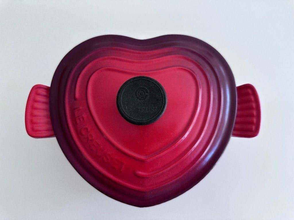LE CREUSET gietijzeren braadpan 'HART' kersenrood, Huis en Inrichting, Keuken | Potten en Pannen, Gebruikt, Met deksel, Le Creuset