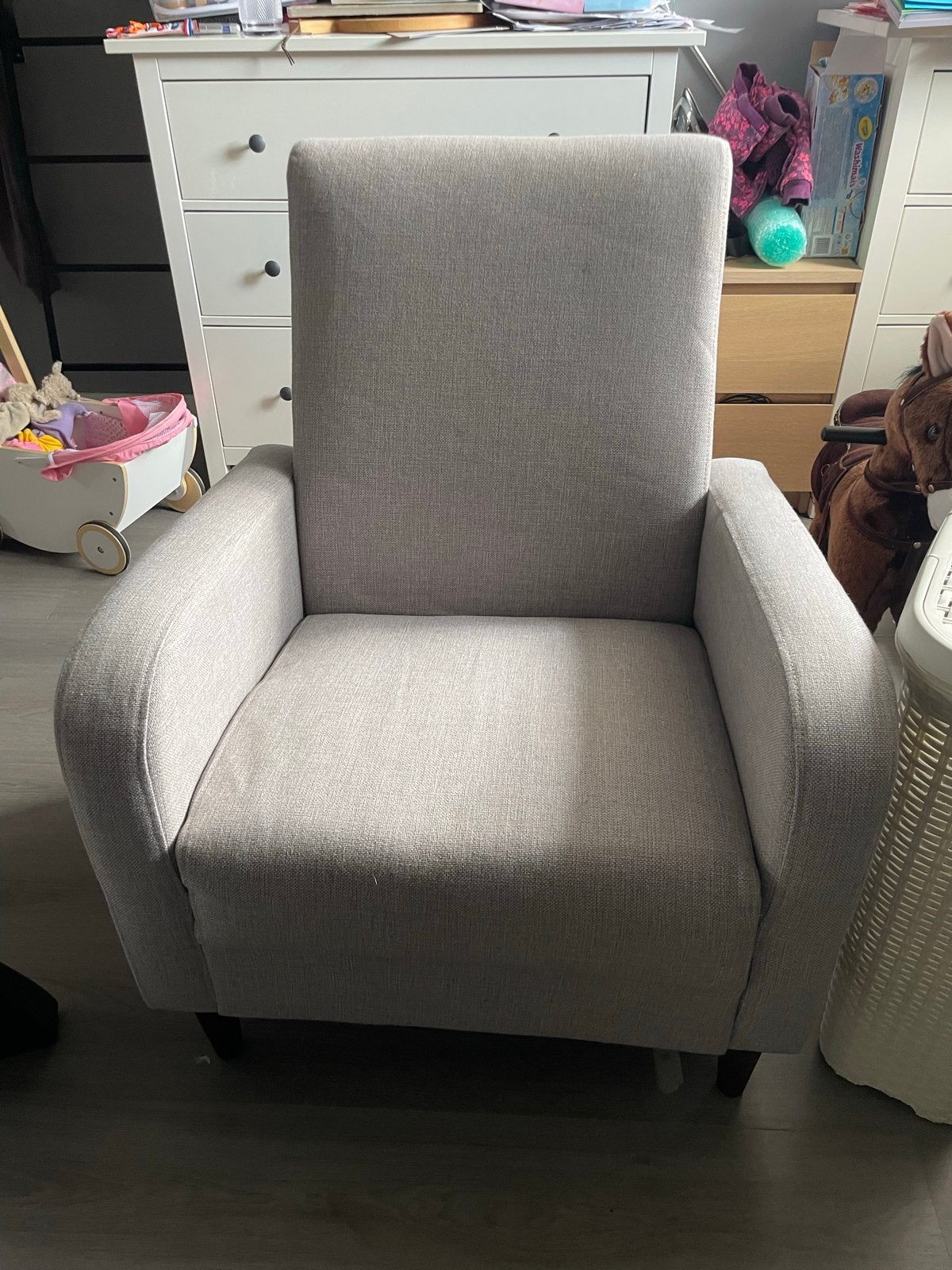 Comfortabele grijze stoel van Jysk, Ophalen, 75 tot 100 cm, Zo goed als nieuw, Stof